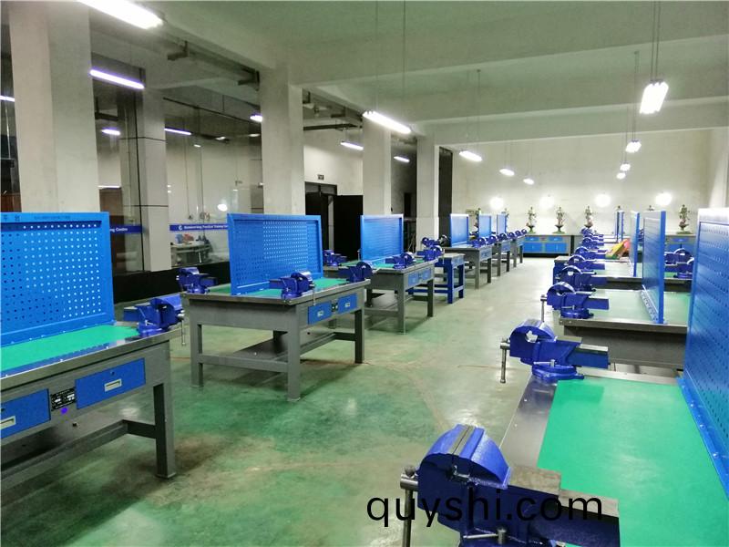 現代(dai)鉗(qian)工(gong)實(shi)訓室