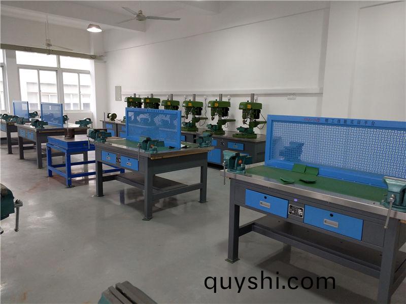 現代(dai)鉗(qian)工(gong)實訓(xun)室