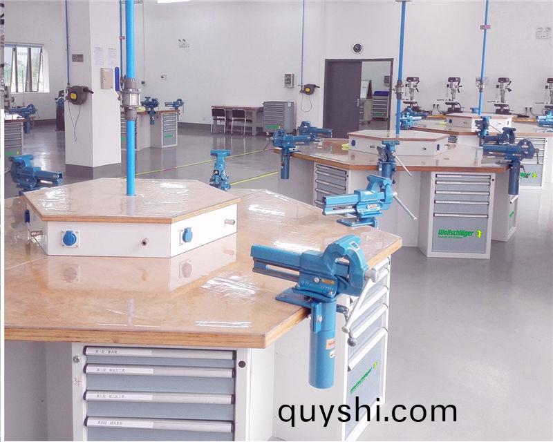 現(xian)代鉗(qian)工實(shi)訓(xun)室(shi)